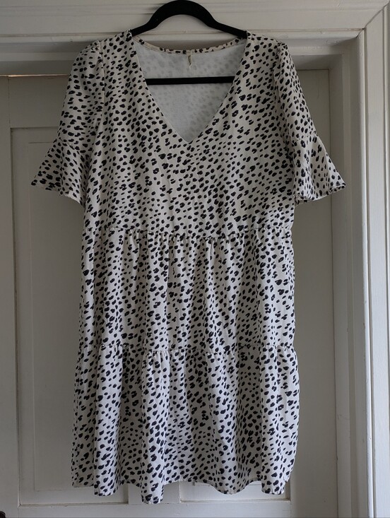 Beeson River Dresses & Skirts - Beeson River Maternity Snow Leopard Print Mini Dress w/ Flutter Sleeves- S/M